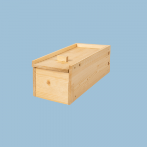 Ein Kästchen aus Fichtenholz mit Schiebedeckel. Das Werkstück des neuen Kurses in der Holzwerkstatt